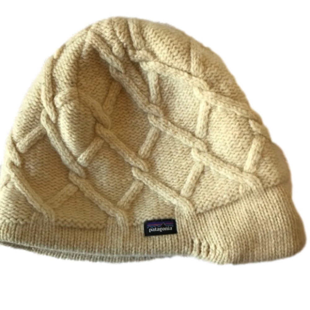 𝅺Patagonia women’s knitted winter hat toque. Wool blend. Cable knit.